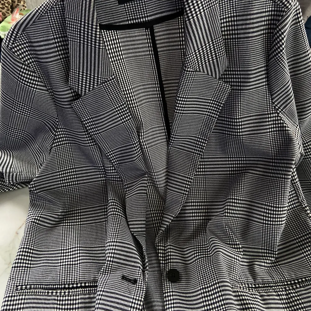 Här säljer jag en kappa från Gina tricot! Storlek 44, för en oversized look. Jag har storlek S-M Nypris: 499kr Det är en ”tunnare” kappa, passar perfekt till sommaren🌞 använd 2-3 gånger(!)  . Jackor.
