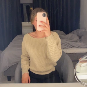 Stickad beige tröja - En stickad beige tröja från boohoo i storlek M. Använd max 2 gånger.