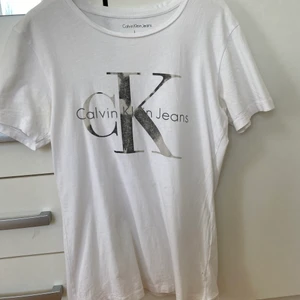 Ck T-shirt i storlek S - En t-shirt från ck i storlek S den har dock ett litet hål i sig tyvärr:(