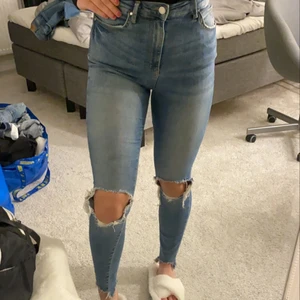 Jeans - Ett par slitna jeans från ginatricot. De är jättefina och i bra kvalite men använder ej längre. Storlek M