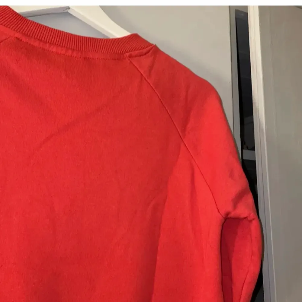 Säljer min röda sweatshirt som jag köpte här på Plick för att den har inte kommit till användning. Jättebra skick nästan oanvänd. Frakten ingår. Från Cubus.. Tröjor & Koftor.