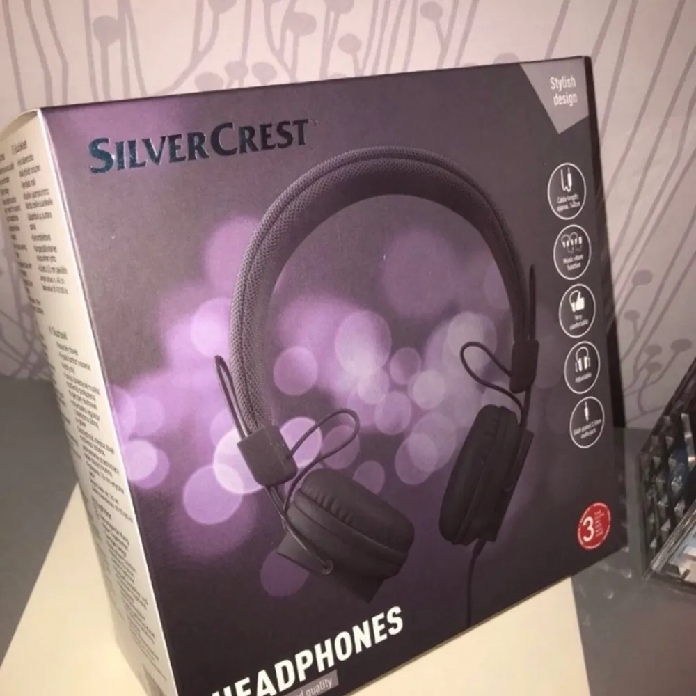 Ett par svarta vanliga SilverCrest hörlurar som passar till datorn, med 3,5mm jack och sladd 140cm. Fick dessa för 100kr men kan köpas för halva priset. Helt i en ny förpackning, aldrig använda.. Övrigt.