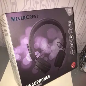 Ett par svarta vanliga SilverCrest hörlurar som passar till datorn, med 3,5mm jack och sladd 140cm. Fick dessa för 100kr men kan köpas för halva priset. Helt i en ny förpackning, aldrig använda.