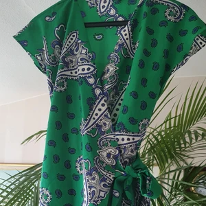 Zara klänning  - En super fin Zara klänning som man kan klippa ihop och jätte bra till summer. Finns fler bilder.stk är XS men passar s också. 