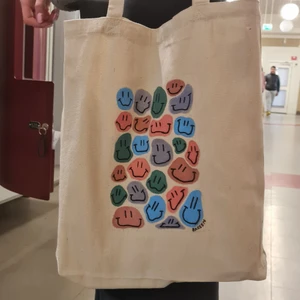 tote bag med egen design 💕 - hey, tänker kolla ifall någon hade velat köpa en liknande tote bag/tygkasse. jag har själv designat dem och målat för hand 🥺 priset blir ca 150-170kr inklusive frakt 🥺