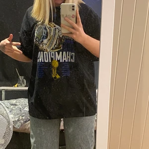 NBA t-shirt - Skitfet tröja från NBA. Materialet är ganska tjockt och skicket är jättebra i övrigt. Märkt med XL så passar i princip alla beroende på hur man vill att den ska sitta. Skriv för fler bilder eller frågor💖