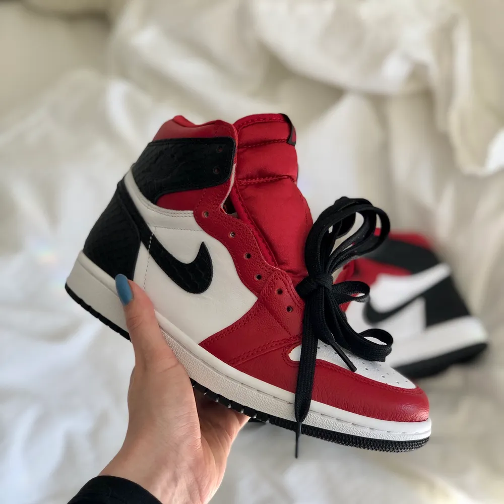 Helt nya air Jordan 1 satin snake i 36.5! 😍 Så himla snygga men var tyvärr fel storlek för mig. De är helt nya, endast testade. Röda, svarta och vita skosnören, originalkartongerna och digitalt kvitto följer med 💕 Världens snyggaste sneakers verkligen! Köparen står för frakt!. Skor.