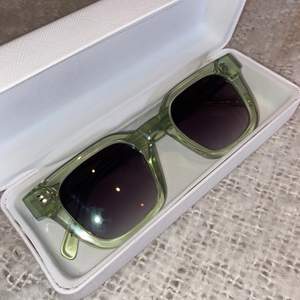 Limited edition CHIMI X H&M solglasögon med ljusgrön ram💚😍 Så snygga och så trendiga i bra skick. Köpta för ca 1000kr och finns inte att köpa idag och därmed väldigt exklusiva och speciella! Modell 004