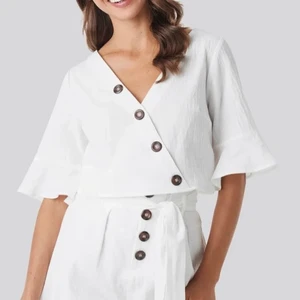 Sett från Hanna Schönberg X NAKD  - SUPER FINT SETT!! Ett sett i linnetyg med bruna knappar! Shorts och topp! Detta är i storlek XS! Går att köpa både separat och ihop! Lägg ut de för 80kr separat men går att köpa för 150kr för båda delar! Kontakta vid fler frågor!💓