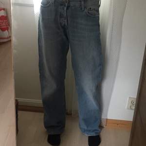 superfina blå jeans!! 💙 köpta 2hand men mycket sparsamt använda av mig :) står inga storlekar men lite stora för mig i midjan (har ish S/M) ☺️☺️ jag är 167 cm och de släpar lite i golvet när jag har dem på <3 hör av er vid frågor