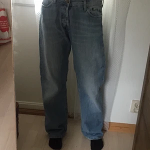 blå jeans - superfina blå jeans!! 💙 köpta 2hand men mycket sparsamt använda av mig :) står inga storlekar men lite stora för mig i midjan (har ish S/M) ☺️☺️ jag är 167 cm och de släpar lite i golvet när jag har dem på <3 hör av er vid frågor