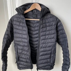 Dunjacka - Svart dunjacka från Peak Performance. Storlek 150 barn men passar en xs. Bra skick trots att den är använd en del. Köpt för 1800 och säljs för 600kr + frakt.