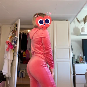 Gina tricot Cecilia dress  - Mys dress ifårn Gina tricot den heter Cecilia och är mycket mysig inte använd super mycket mest legat i lådan då jag har 3 färger till. Men byxorna är s och tröja m men jag en s/m.