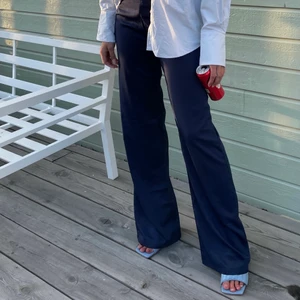 Sidenbyxor - Marinblåa kostymbyxor i silkes material, från sannealexandra. Så fint fall och perfekta till sommaren!! Använda 1 gång. Står att det är strl M men skulle säga att de passar S. Buda här eller privat 🤍 köp direkt för 300kr 💥 frakt ej inkluderat