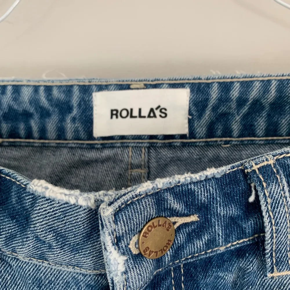 Snygga raka/bootcut ljusa jeans från rollas! Jättesnygga men förstora för mig❤️🕊 passar mig som är 1.64 ca🌷. Jeans & Byxor.