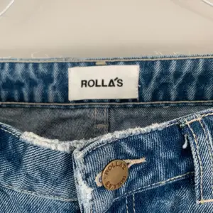 Snygga raka/bootcut ljusa jeans från rollas! Jättesnygga men förstora för mig❤️🕊 passar mig som är 1.64 ca🌷