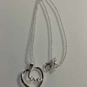 Halsband i äkta silver  - Love halsband i äkta 925 silver. Frakt 12 kr✨Dm för frågor🌟