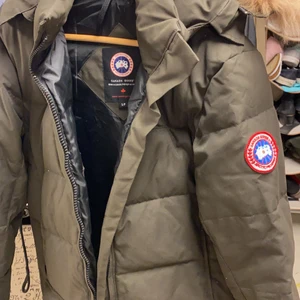 Canada Goose jacka  - Bra skick då den nästan aldrig blivit använd. Storlek är s/p men skulle säga att den är M 