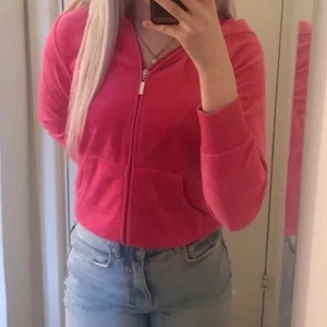 Rosa ziphoodie - Rosa velour ziphoodie från Cubus. Kommer ej till användning längre, väldigt bra skick då den knappt är använd. Storleken är 158/164 sitter som en S. Kom privat för mer bilder, köparen står för frakt💗