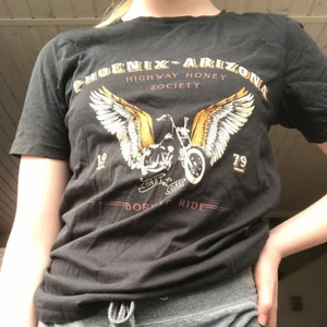 Tshirt  - Cool tshirt med tryck på, jättebra kvalitet. Köparen står för frakt. Kan skicka med bilder och info vid intresse. 😊