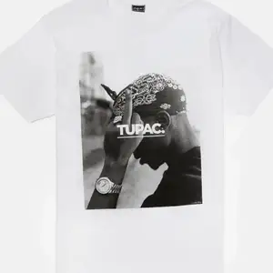 Säljer min sparsamt använda Tupac t-shirt i storlek XS (men passar även S). Är en unisex tröja. Säljer denna då jag tyvärr har växt ur den. Pris går att diskuteras🥰 