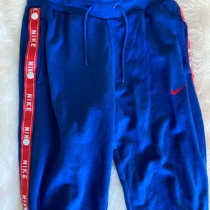 Nike mjukisbyxor xs  - Säljer nu ett par superfina adidas mjukisbyxor eller träningsbyxor. De är knappt använda så de är som nya. Superfin och somrig blå färg samt knappar längst sidorna. De är mer som S beroende på vilken passform man vill ha 💙💙💙 OBS! Köparen står för frakt. 
