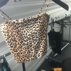 Crop top! - Leopardmönstrad från Gina 