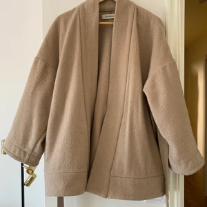 Vår/Höst jacka  - Jacka från Rodebjer, beige/brun färg. Jättefin passform! 