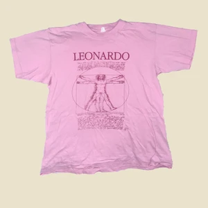 Tshirt  - 🪞T-shirt med vitruvianske mannen. 🪞4/5 skick. Liten fläck i nacken. 