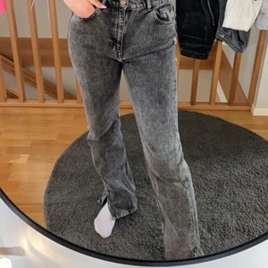 💗Jeans Pull&Bear💗 - Raka svarta/gråa jeans med slits från Pull&Bear💖💖🥰 Jag är 1.68 lång💕