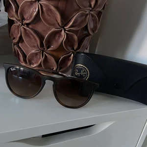 Rayban solglasögon - Ett par fina rayban solglasögon som passar perfekt in till sommaren som kommer snart.✨ Nyköpt: 1299kr & jag säljer dem för endast 190kr på grund av en del repor.. men det är dock ingenting som syns när man har på sig dem 