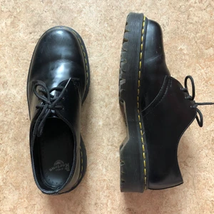 Dr martens 1461 bex platform - Dr martens i modellen 1461 bex, med en låg platform sula. Använda 6 gånger så fortfarande bra skick, säljer eftersom att jag aldrig får användning för dom. Sista bilden är lånad. Originalpris 1900 kr.  Frakt kostar 99 kr!