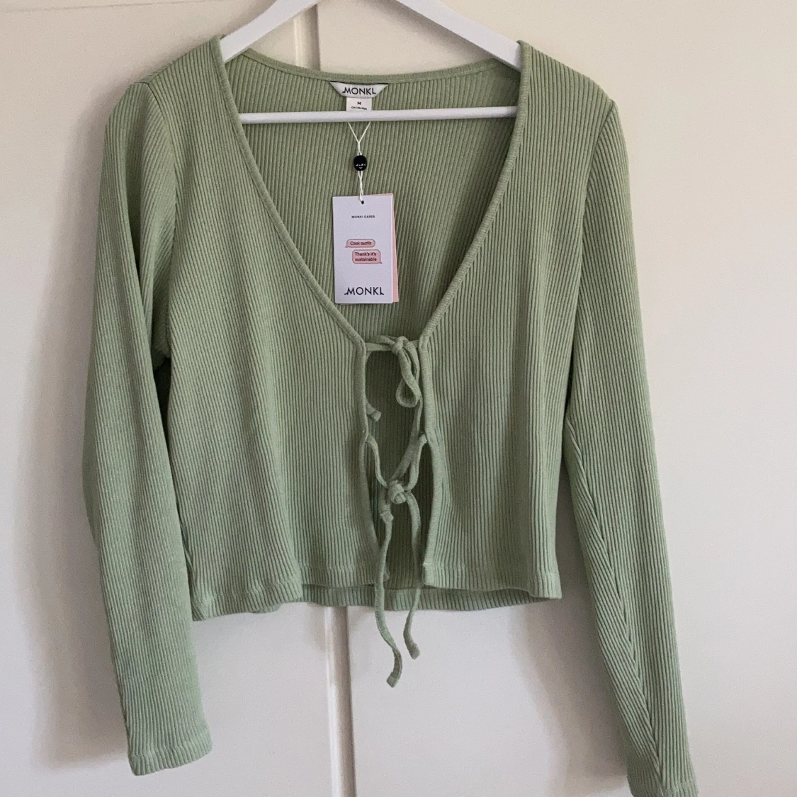 Monki söt blus med knyt fram