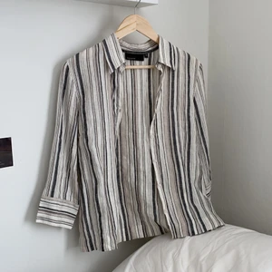 Randig linneskjorta  - Jättefin randig linneskjorta med trekvartsärmar jag köpte secondhand men som tyvärr var för liten :( Den är från KappAhl och står som storlek 38, men skulle säga att den mer är en 34/36. Önskade verkligen att denna passade men bättre att sälja än att en så fin skjorta bara blir liggandes 🌸💓🤍🍓🌟🌸 