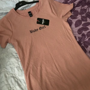 Midi klänning - Helt oanvänd midi klänning köpt från dubai men inte kommit till användning alls. Skriv privat för fler bilder ❤️