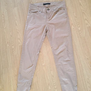Jeans stl 30 - Ett par byxor från Zara med en liten fläck. använt två gånger 
