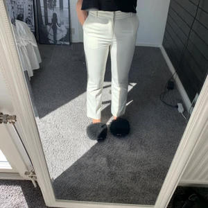 Kostym/linnebyxor  - Jättefina ljusa kostym/linnebyxor. Aldrig använda då jag inte tycker dem passar mig 