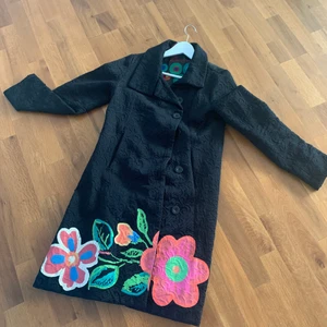 Desigual - Kappa Desigual strl 42 , behöver sys vid fickan men lätt åtgärdat av den händige😊