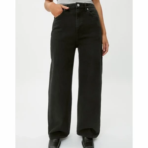 Weekday ACE jeans - Säljer mina superfina jeans ifrån weekday för att dom är lite korta på mig (är 175)!! Köpta förra sommaren och är i superfint skick💘🪴 Färg: almost black :) Skriv för mer bilder/info😘😘😘