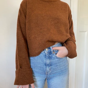 Stickad polo Gina tricot  - Fin stickad polotröja med brun färg🤎 väldigt mysig och knappt använd🍂🍁 Uppvikt i ärmen i lite kortare modell som slutar strax under naveln❤️❤️ strl XS. Buda i kommenterna från 80kr. köparen står för frakt