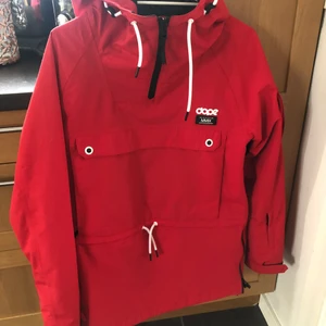 Dope jacka  - En jack från dope. Väldigt fint skick med tanke på att den bara är använd 1 vinter. Säljer pågrund av att jag inte får någon användning av den.