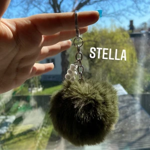 Nyckelring (Stella) - Grön med en vit gummibjörns berlocker 