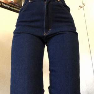 Mörkblå högmidjade jeans. Utsvänga, finns inget midjemått men storlek SMALL. nyskick använda 1 gång  