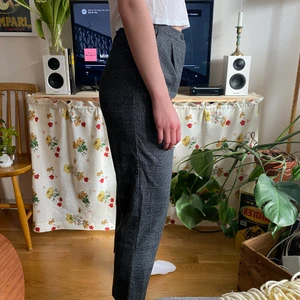 Kostymbyxor - MONKI - Gråa kostymbyxor från MONKI. Storlek 36. Något korta på mig som är 176 cm. Oanvända. 180 kr exklusive frakt. 