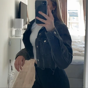jeansjacka - snygg croppad jeansjacka🖤🖤