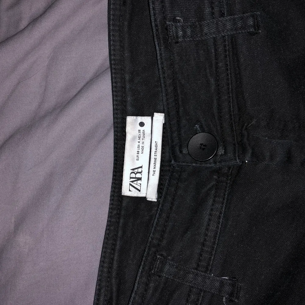 Säljer dessa snygga svarta jeans ifrån zara! Endast använda ett fåtal gånger och är i nyskick💕. Jeans & Byxor.