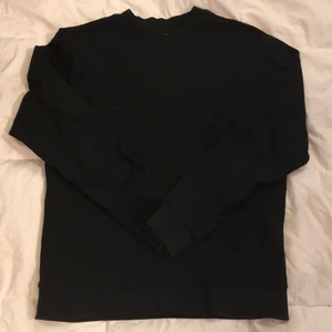 Svart sweatshirt från Weekday - Svart sweatshirt från Weekday i storlek M