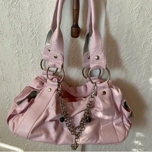 Väska - Snygg y2k väska, i ljusrosa färg:) Den har mycket utrymme så man får plats med de man behöver i den🥰