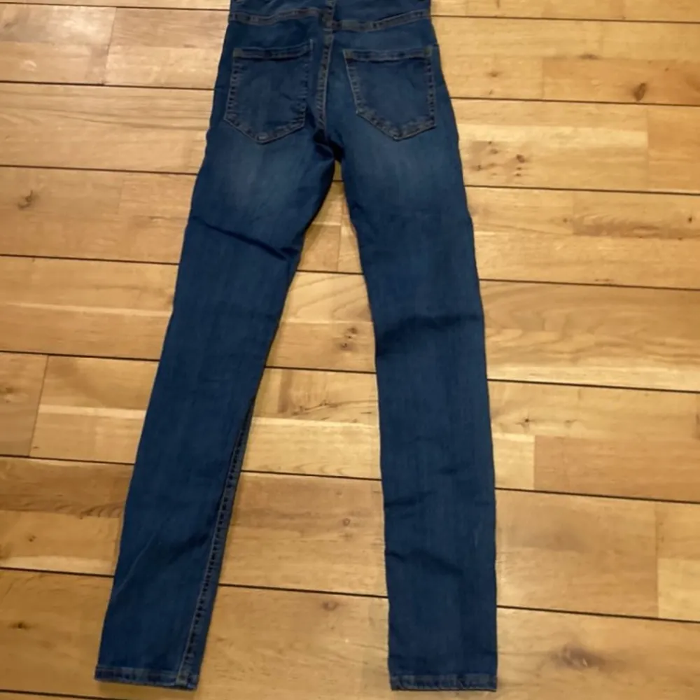 En par jättefina Molly -Jeans från Gina Tricot i storleken XS som är mörkblåa. Använda ett fåtalgånger!. Jeans & Byxor.