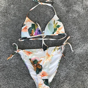 Hm bikini - Sååå fin bikini från hm som tyvärr har blivit förliten. Den är i jätte bra skick och syns knappt att den är använd. Tvättas såklart innan den skickas!